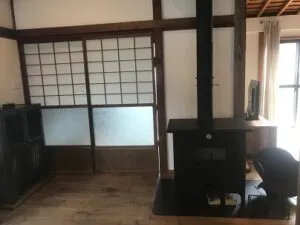 薪ストーブを設置した室内