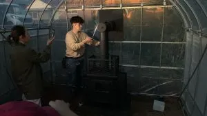 煙突を取り付ける様子