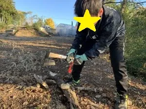 薪割をするお子さん