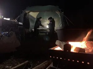 暗い中で夕食を作る様子
