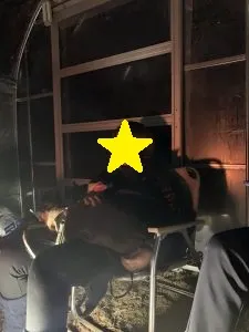 ビニールハウス内で座っている様子