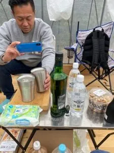 テーブルの上に飲み物が並んでいる写真