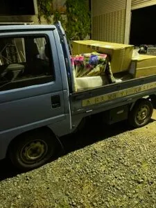 トラックで荷物を運ぶ様子