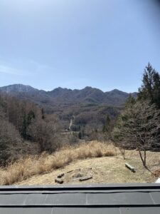 屋根に上って見えた山々の景色の画像