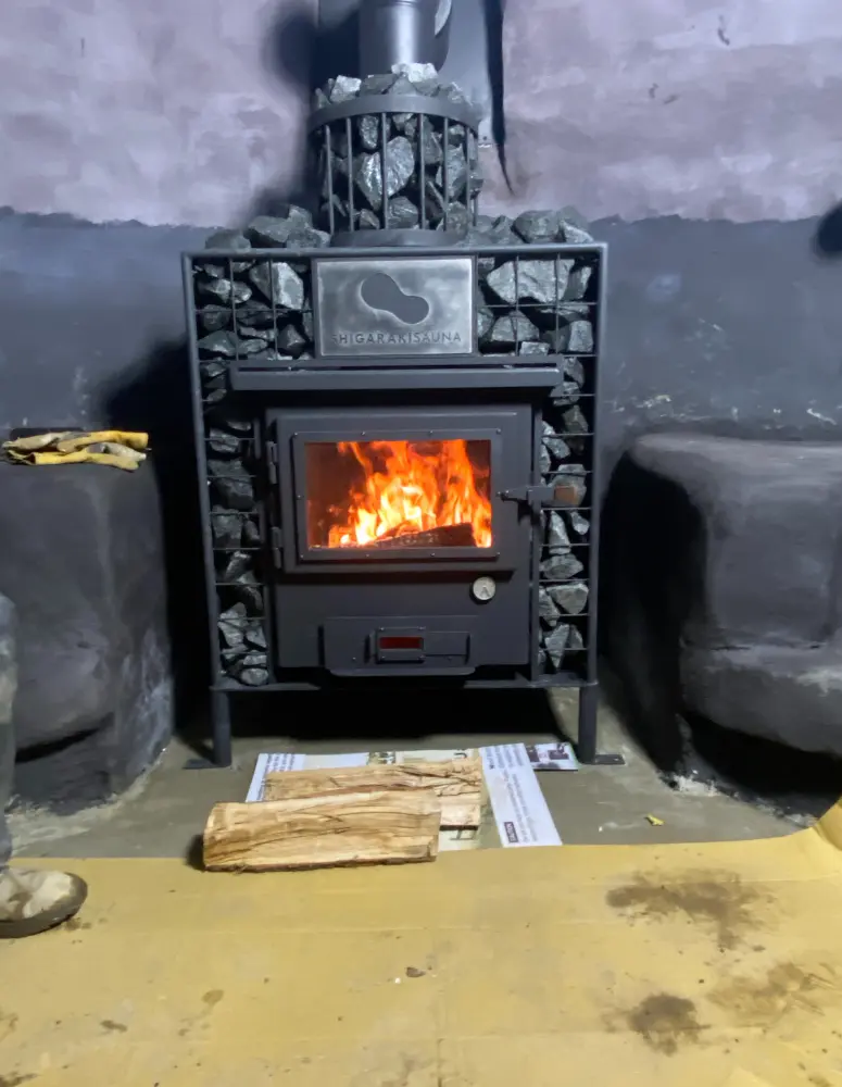 サウナ薪ストーブの火入れの様子