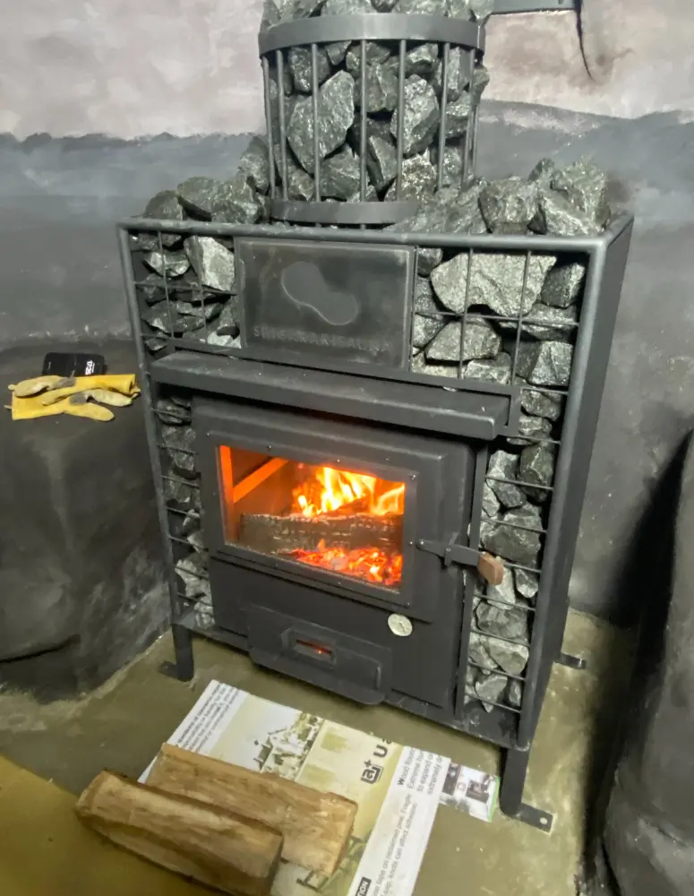 サウナ薪ストーブの火入れの様子