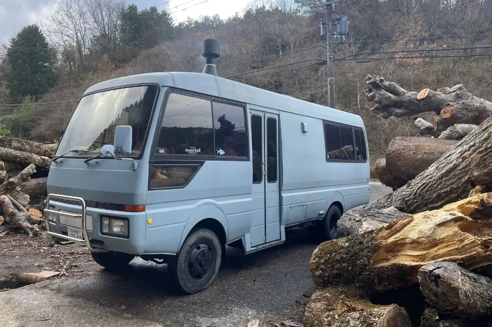 納入するバスの外観