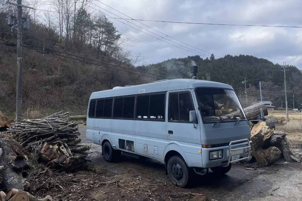 納入するバスの外観