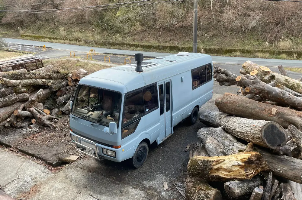 納入するバスの外観