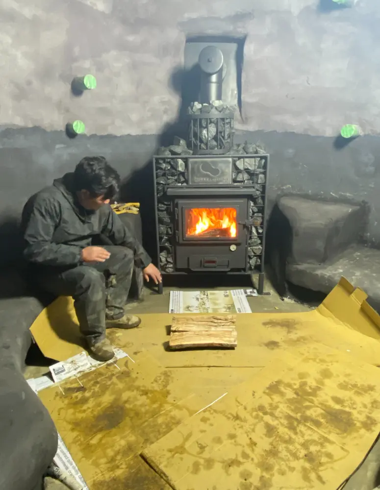 サウナ薪ストーブの火入れの様子