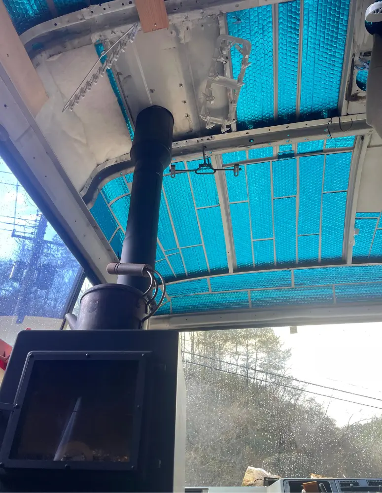 DC-CMとバスの天井