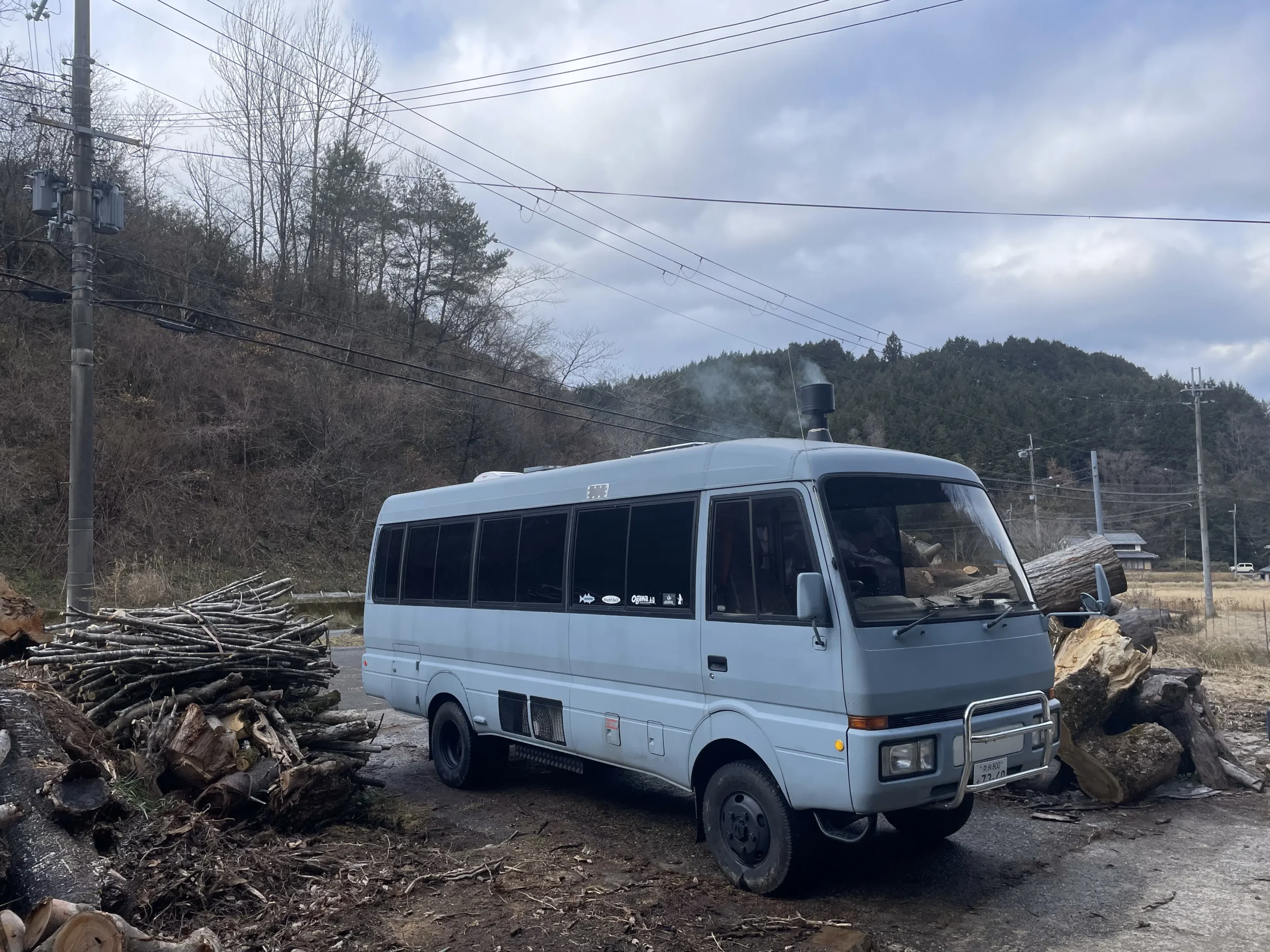 納入するバスの外観