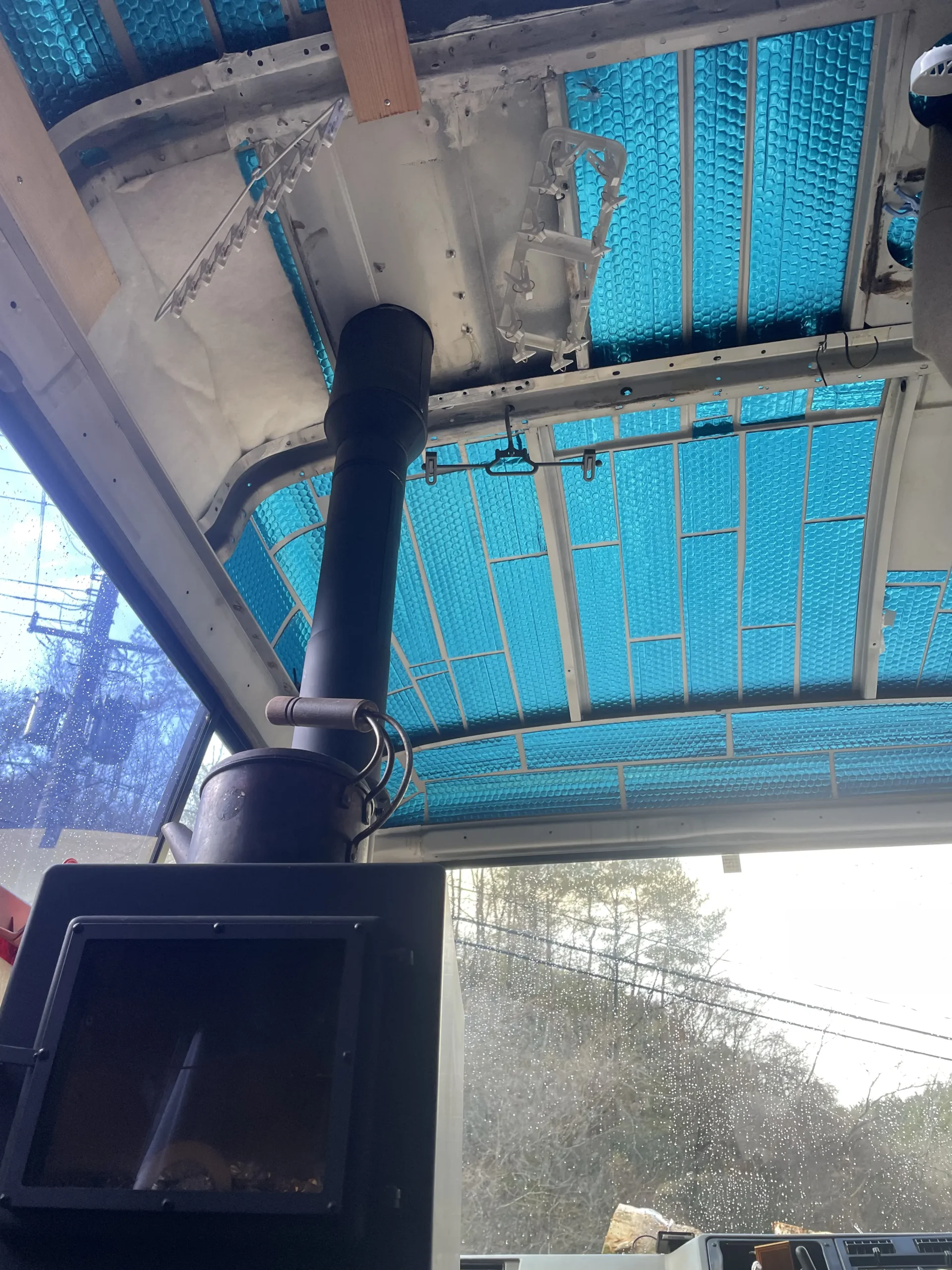小型クッキング薪ストーブとバスの天井