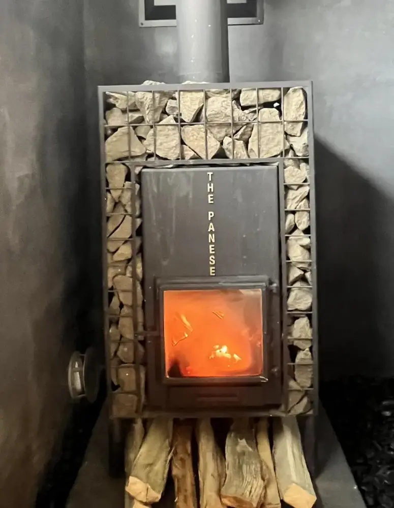 サウナ薪ストーブ火入れの様子