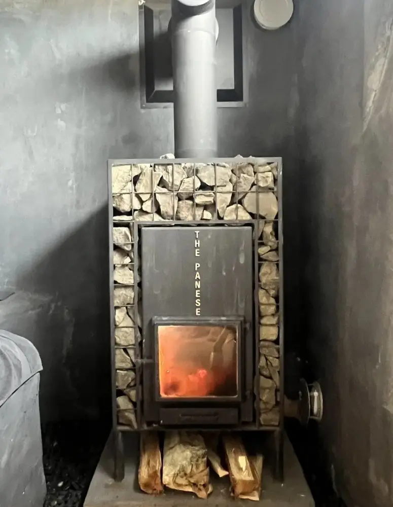 サウナ薪ストーブ火入れの様子
