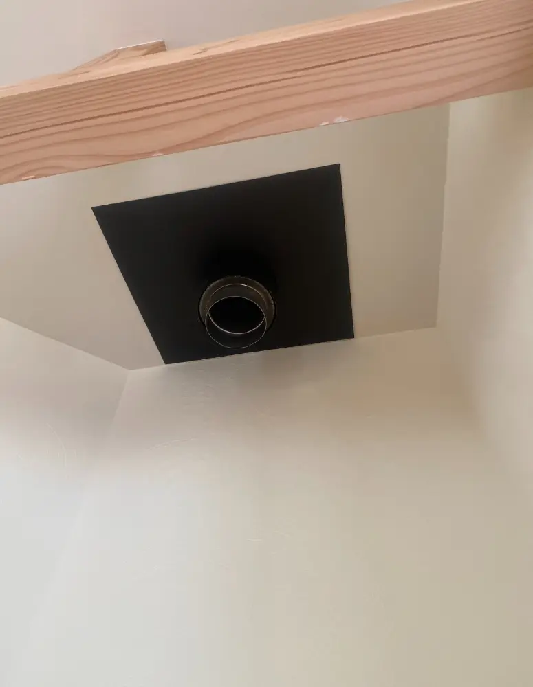 室内から見た煙突の様子