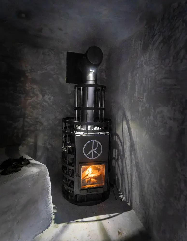 DC-SAUNAの火入れの様子