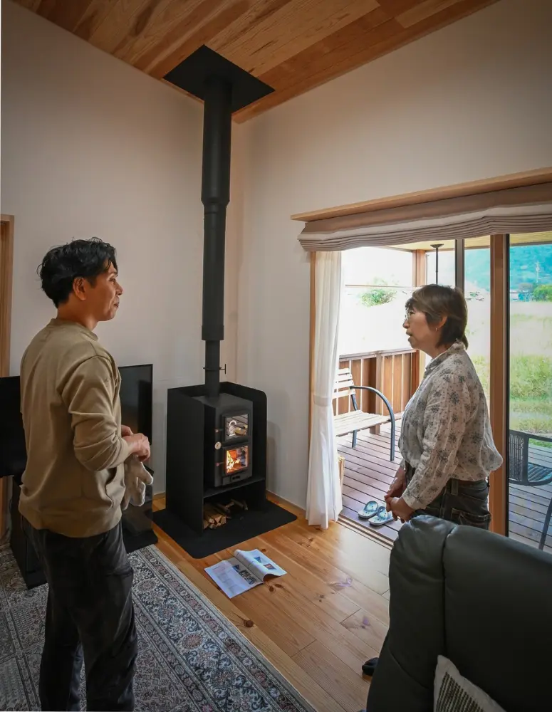 DC-CMの前でA様と代表佐藤が談笑している様子